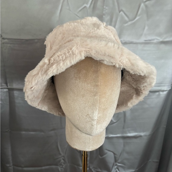 Elegant Cream Faux Fur Bucket Hat Fall Winter Chic Stylish Warm - Picture 2 of 4